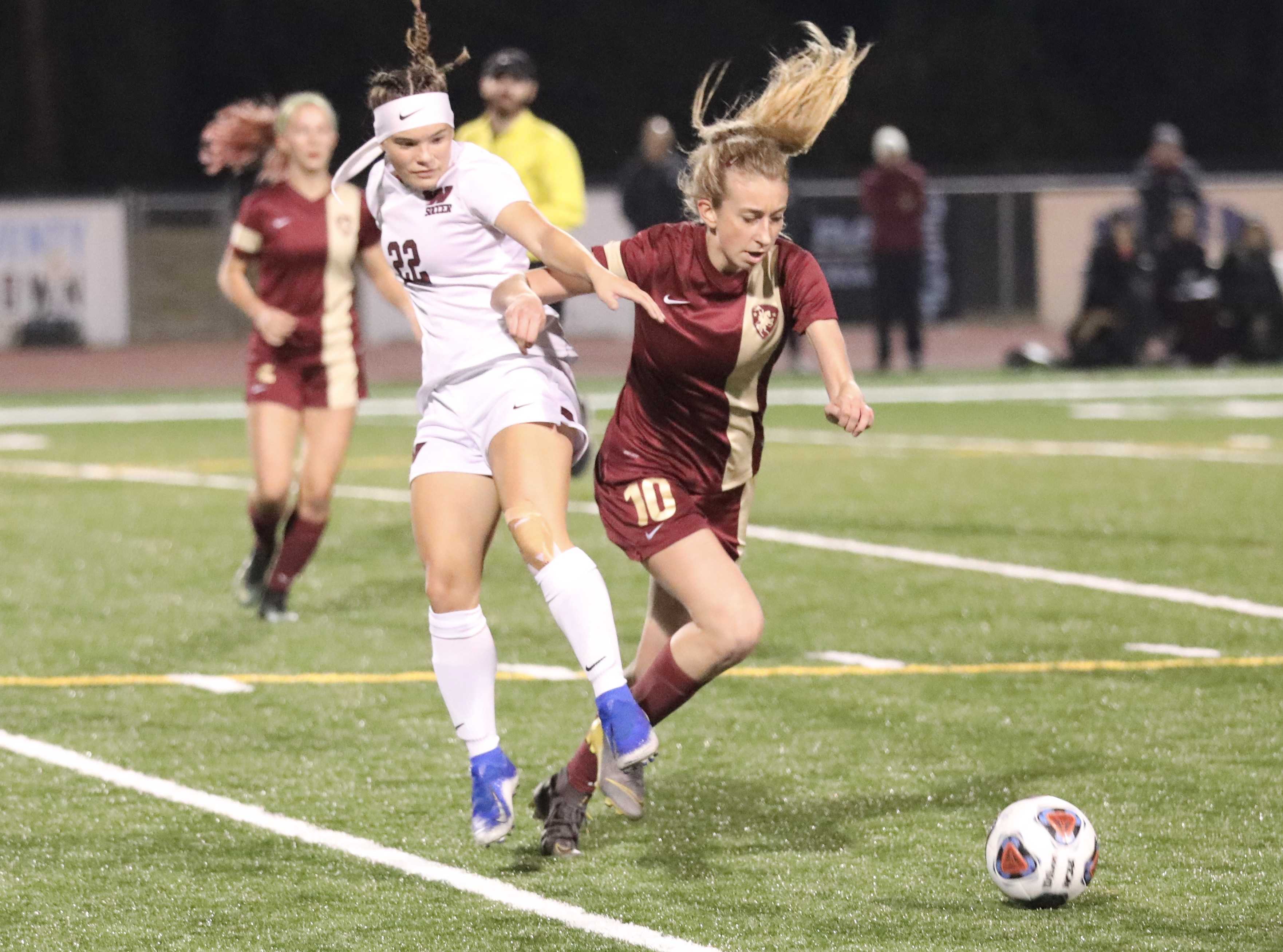 Kaiyana Duxbury of Willamette, left, battles Crescent Valley's Meredity Marten for a free ball Saturday night (Norm Maves Jr.)