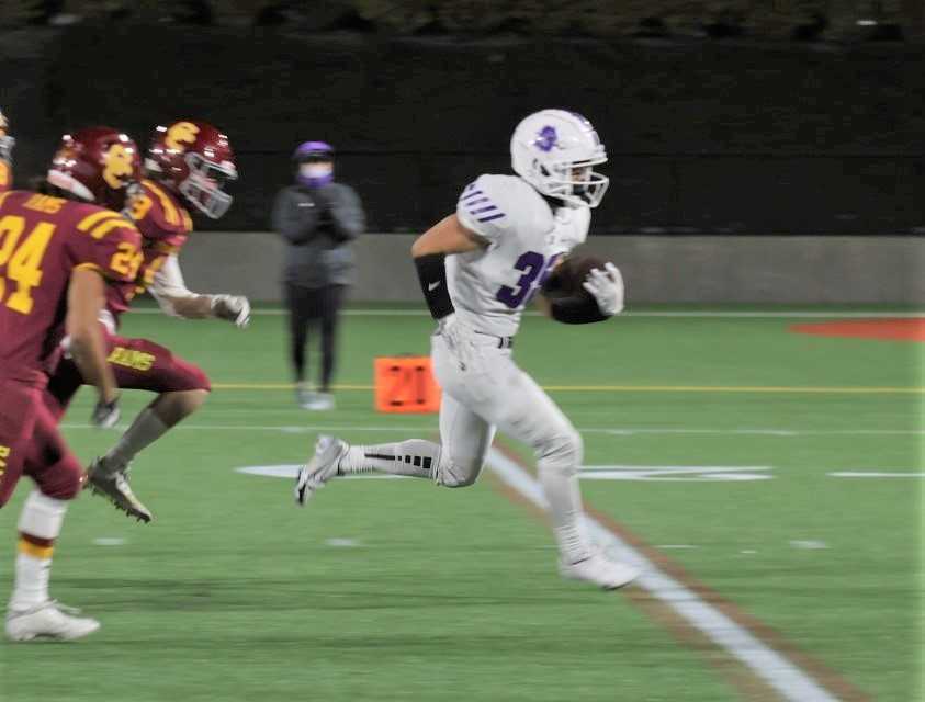 Sunset's Caleb Kim breaks loose for a 35-yard touchdown run against Central Catholic on Friday. (Photo by Jim Nagae)