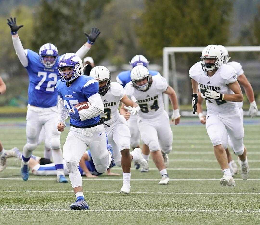 Mazama's Zeke Heaton runs for a 57-yard touchdown in the fourth quarter Saturday against Marist Catholic. (Photo by Jon Olson)