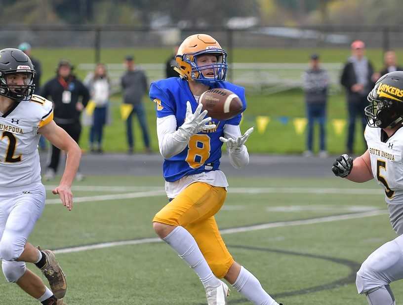Siuslaw's Braydon Thornton had seven catches for 117 yards and one touchdown Saturday. (Photo by Andre Panse)