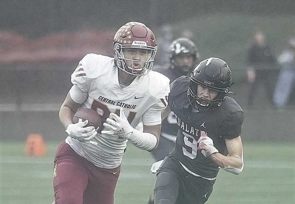 Central Catholic's Riley Williams pulls away from Tualatin's Jack Wagner in Saturday's 6A final. (Photo by Jon Olson)