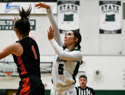Sheldon senior guard Paityn Rhode is averaging 16.9 points and shooting 47 percent on three-pointers. (Photo by Evan Poulsen)