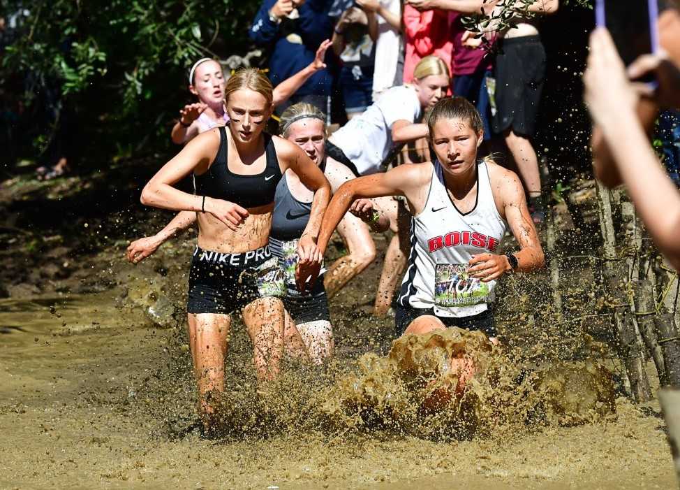 Crescent Valley's Emily Wisniewski (left) beat Boise''s Samantha Smith (right) by 30 seconds Saturday. (Photo courtesy Ultimook)