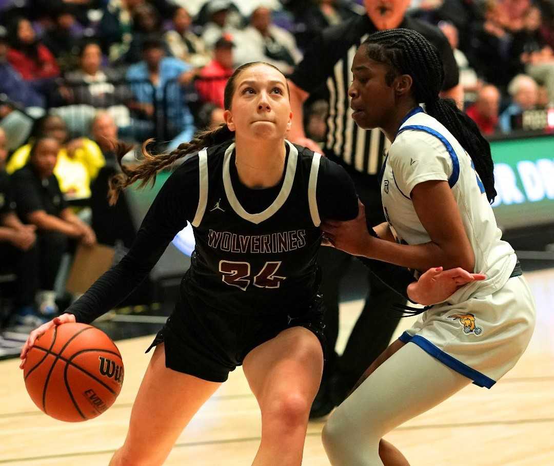 Willamette's Isabella Harms works inside against Jefferson's Charisma Johnson in Thursday's quarterfinal. (Photo by Jon Olson)