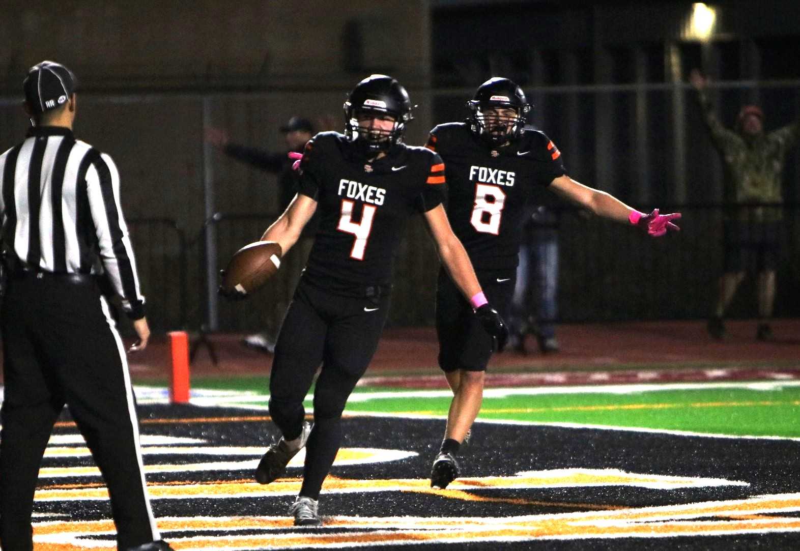 Silverton's Daniel Kuenzi (4) and Sutton Kuenzi (8) had touchdown catches Friday against Wilsonville. (Photo by Pam Shetler)