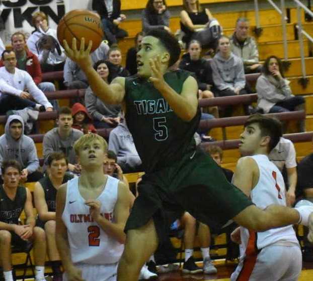 Tigard sophomore Drew Carter drives to the basket against Sprague. (Photo by Jeremy McDonald)