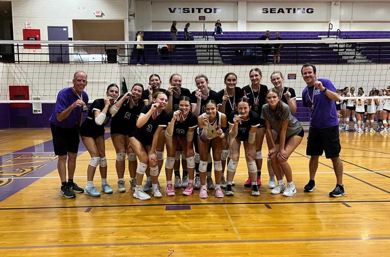 The South Eugene girls volleyball team poses after winning its home tournament in 2025. (Courtesy photo: Ron Beick)