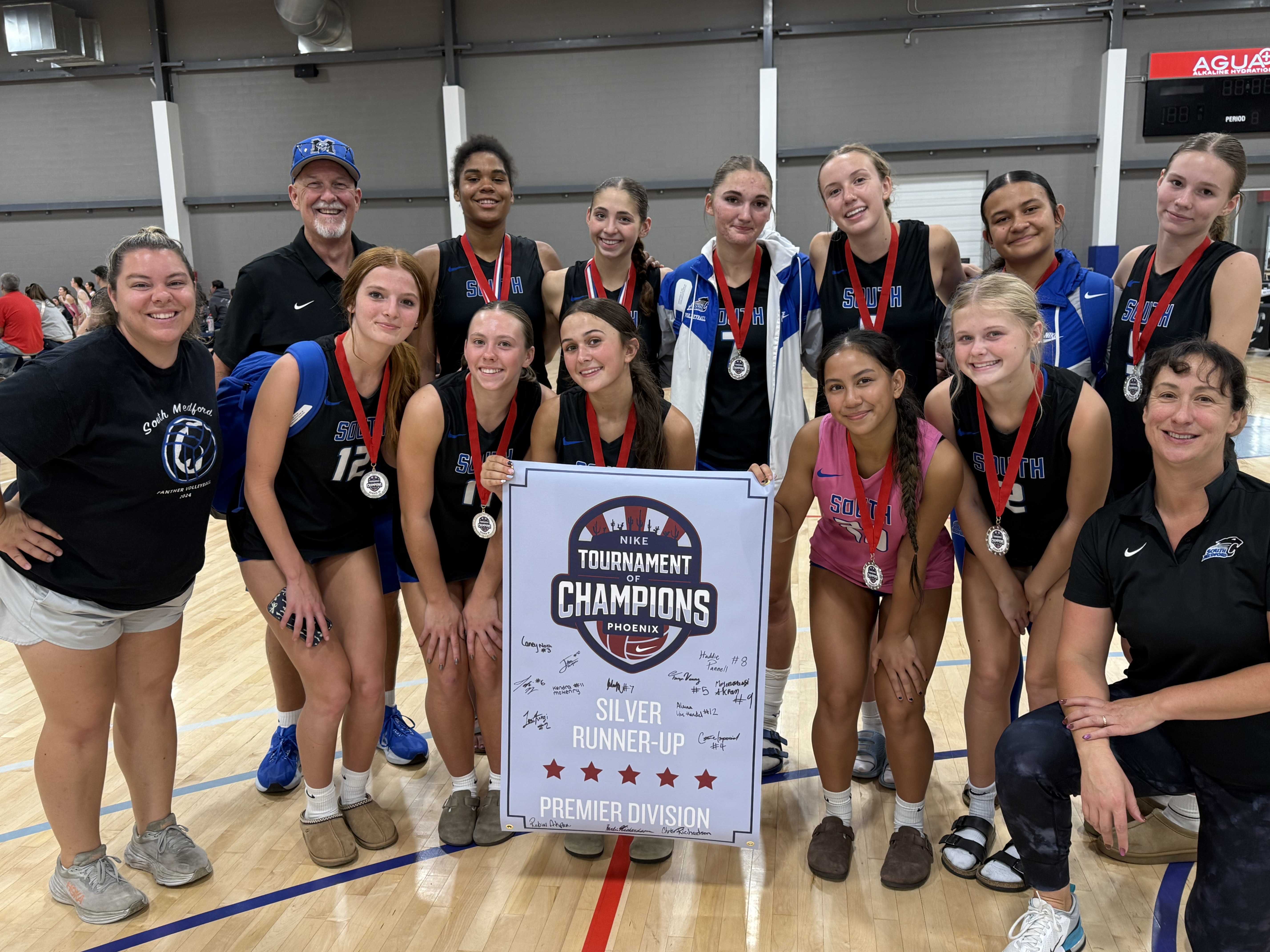 The South Medford girls volleyball team poses at the TOC in Arizona. (Courtesy photo: Robin Akpan)