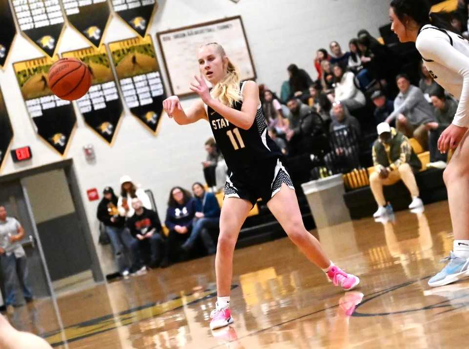 Stayton sophomore guard Laela Hunt had two three-pointers in Tuesday's 38-29 win at Cascade. (Photo by Jeremy McDonald)