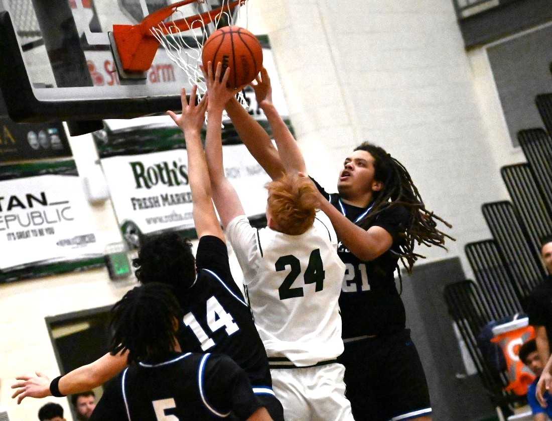 Gresham's Zakai Onick (21) turns back West Salem's Diggs Sladek (24) in Tuesday's first-round game. (Photo by Jeremy McDonald)