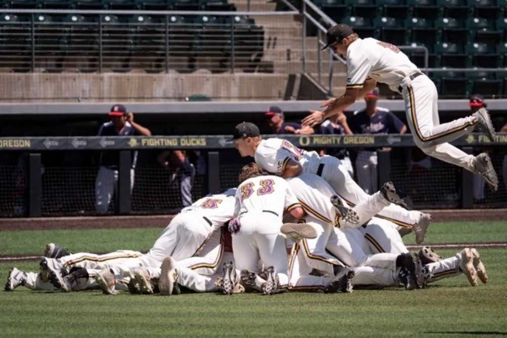 Umpqua Valley Christian dogpiles after winning second consecutive 2A/1A state title in 2025