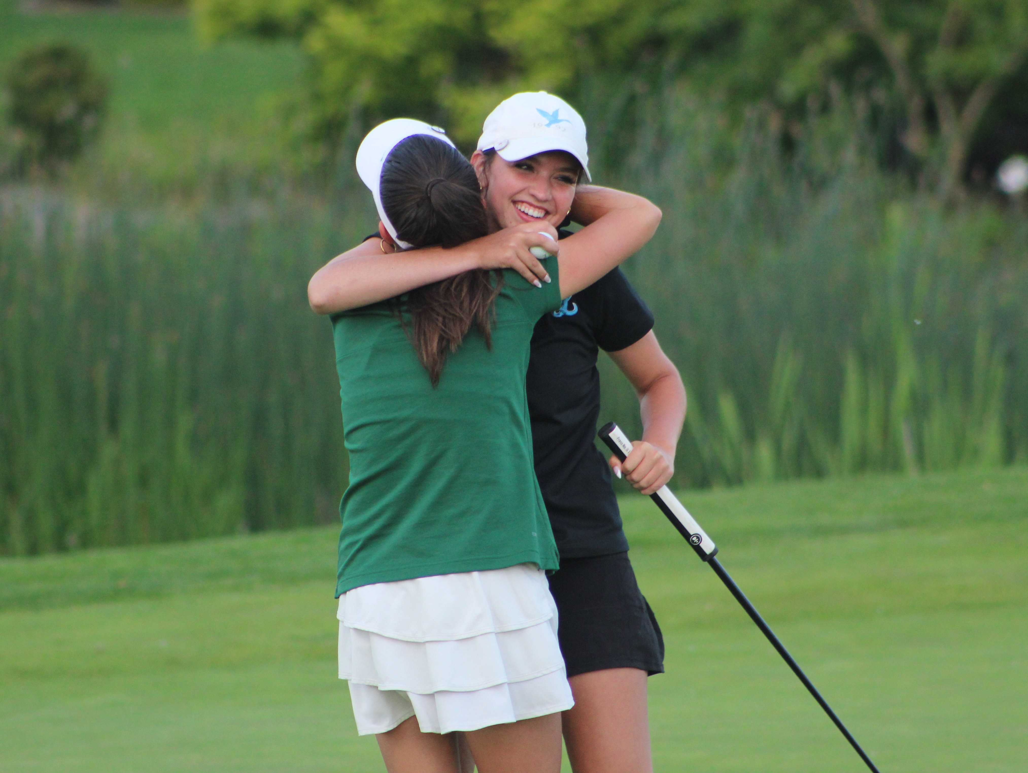 Lakeridge sophomore Hannah Wendorf celebrates after making birdie on hole No. 18. (Photo by Austin White)