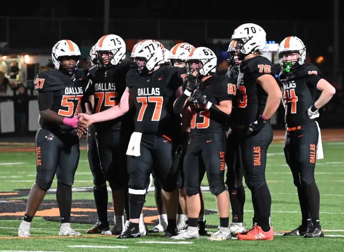 The Dallas defense came through with a big stop late in Friday's 17-14 home win over No. 1 Silverton. (Photo by Jeremy McDonald)