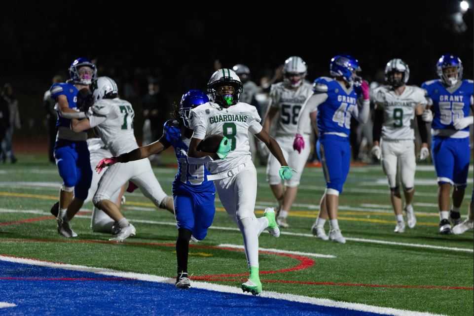 Ida B. Wells junior SeAun Davis scores a touchdown against Grant in a 34-28 win. (Photo by Ben Teese)
