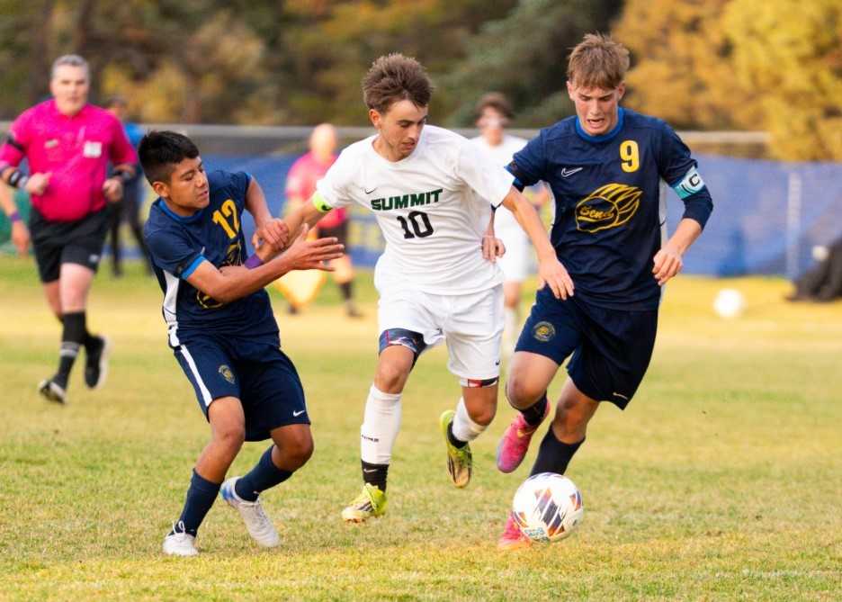 Summit's Zach Bradley (10) battles with Bend's David Hernandez (12) and Wyatt Holmberg (9). (Photo by Aaden Eggert)