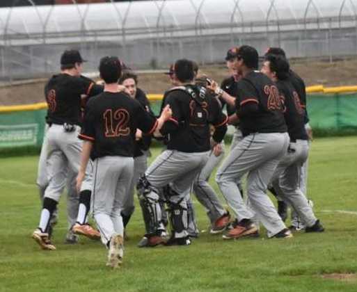Silverton players mob Gage Mack after his game-saving catch Monday. (Photo by Jeremy McDonald)