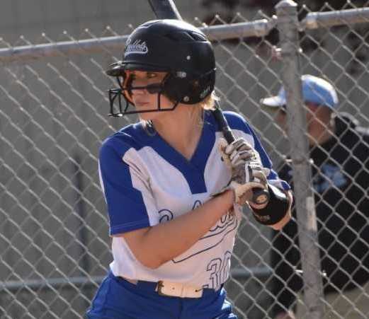 McNary's Alexis Cepeda delivered the game-winning hit Monday against North Medford. (Photo by Jeremy McDonald)